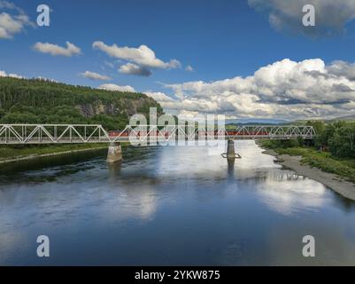 Eisenbahnbrücke mit 4 permanent abgestellten Eisenbahnwaggons über den Namsen in Norwegen Stockfoto