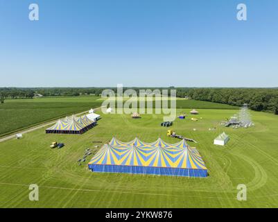 Feld mit zwei großen Eventzelten, die für ein Festival vorbereitet werden Stockfoto