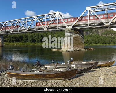 Eisenbahnbrücke mit 4 permanent abgestellten Eisenbahnwaggons über den Namsen in Norwegen Stockfoto