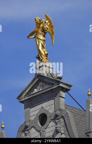 Historisches Gildenhaus mit goldener Engelsfigur auf dem Giebelgiebel, Grote Markt, historisches Stadtzentrum, Antwerpen, Flandern, Belgien, Europa Stockfoto