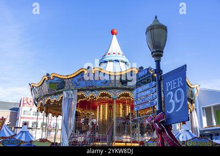 Ein Bild der Schilder des Pier 39 neben dem berühmten farbenfrohen Karussell Stockfoto