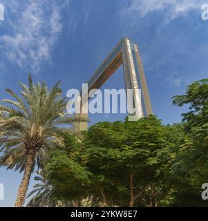 Ein Bild des Dubai Frame über den Bäumen des Zabeel Park Stockfoto