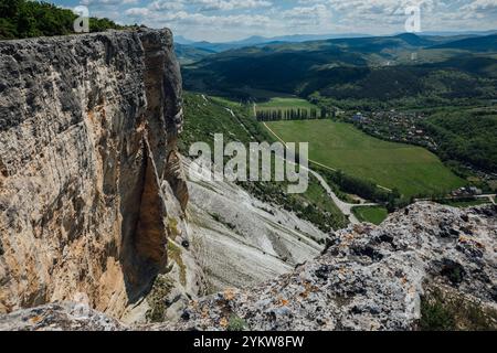 Landschaft von der Spitze der Klippe bis zum Bergwald Stockfoto