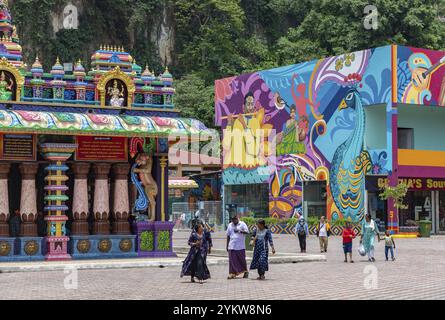 Ein Bild der farbenfrohen Gebäude in der Nähe des Eingangs zum Batu Caves Complex Stockfoto