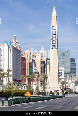 Ein Bild vom Las Vegas Boulevard South und dem Luxor Hotel and Casino Obalisk Stockfoto