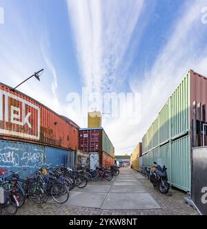 Ein Bild der farbenfrohen Container, die in der Nähe des Restaurants Pllek ausgestellt sind Stockfoto