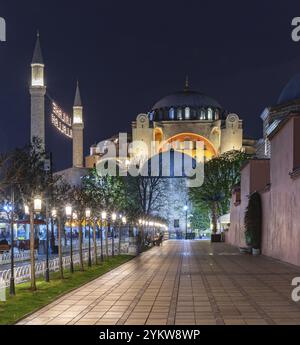 Ein Bild von der Hagia Sophia in der Nacht. Das Schild lautet als Stockfoto