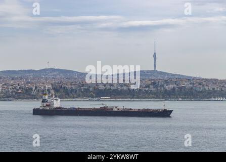 Ein Bild des Ölprodukttankers Okyroe auf dem Bosporus Stockfoto