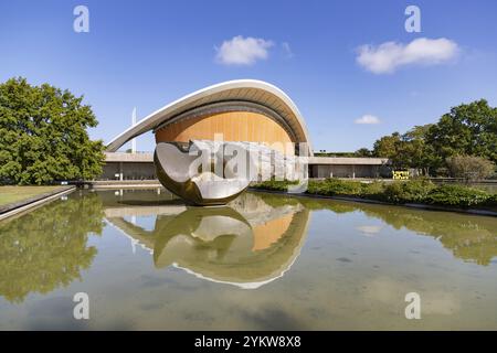 Ein Bild vom Haus der Kulturen der Welt. Ebenfalls zu sehen ist die Schmetterlingsskulptur von Henry Moore, die 1986 geschaffen wurde, aber restauriert und in die Höhe gebracht wurde Stockfoto