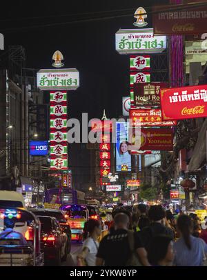 Ein Bild der geschäftigen Yaowarat Road in der Chinatown von Bangkok, bei Nacht Stockfoto