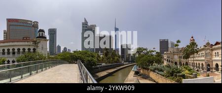 Ein Panoramabild des Flusses des Lebens in Kuala Lumpur, mit dem Sultan Abdul Samad Gebäude auf der rechten Seite, dem Merdeka 118 Tower in der Mitte Stockfoto