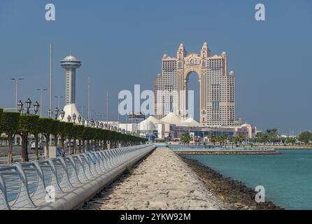 Ein Bild vom Rixos Marina Abu Dhabi Hotel an der Abu Dhabi Breakwater Stockfoto