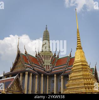 Ein Bild eines goldenen Chedi neben dem Tempel des Smaragd-Buddha im Großen Palast Stockfoto