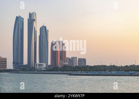 Ein Bild der Etihad Towers bei Sonnenuntergang Stockfoto