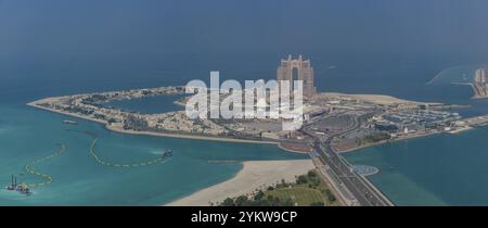 Ein Bild vom Abu Dhabi Breakwater mit der Marina Mall und dem Rixos Marina Abu Dhabi Hotel im Zentrum Stockfoto