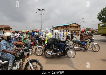 Porto Novo, Benin. Januar 2022. An einer Kreuzung in Porto-Novo beschleunigt eine Gruppe von Motorradfahrern und Motorradtaxis. Sie werden auch Zémidjan oder Zem genannt, was in Fon bedeutet, dass man mich schnell wegbringen kann. (Foto: Apolline Guillerot-Malick/SOPA Images/SIPA USA) Credit: SIPA USA/Alamy Live News Stockfoto