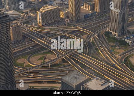 Ein Bild der geschäftigen Kreuzung der Al Safa Street und der Scheich Zayed Road Stockfoto