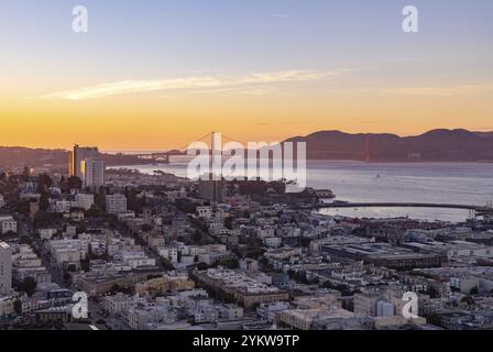 Ein Bild der Golden Gate Bridge bei Sonnenuntergang vom Coit Tower aus gesehen Stockfoto