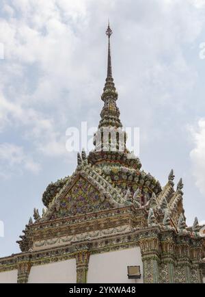 Ein Bild des Phra Wiharn Yod Turms am Großen Palast Stockfoto