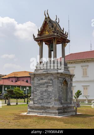 Ein Bild von einem kleinen Glockenturm im Wat Benchamabophit Dusitwanaram Tempel Stockfoto