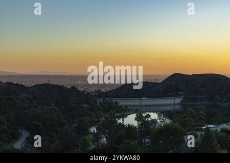 Ein Bild des Sonnenuntergangs über West Los Angeles und dem Hollywood Reservoir Stockfoto