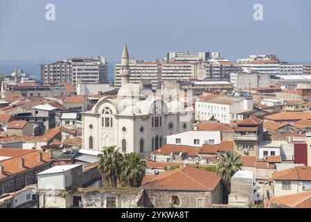 Ein Bild der Kastanienbasar-Moschee und der nahegelegenen Gebäude und Dächer von Izmir Stockfoto