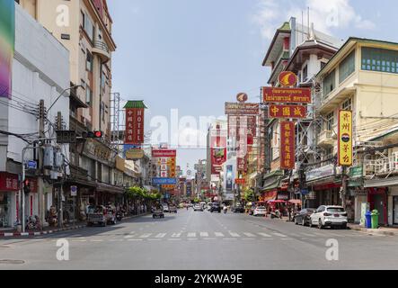 Ein Bild der geschäftigen Yaowarat Road in Chinatown von Bangkok Stockfoto