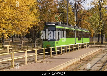 Ein Bild einer Bukarester Straßenbahn im Herbst Stockfoto