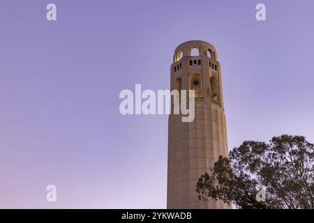 Ein Bild vom Coit Tower bei Sonnenuntergang Stockfoto