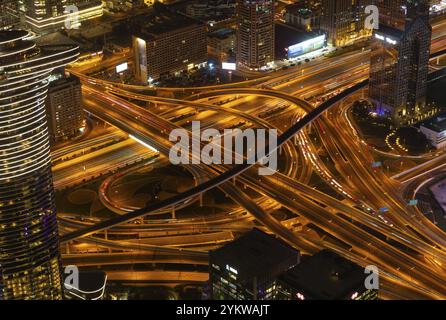 Ein Bild der geschäftigen Kreuzung der Al Safa Street und der Scheich Zayed Road bei Nacht Stockfoto