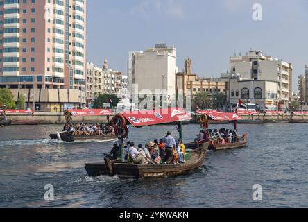 Ein Bild von Abra-Booten am Dubai Creek Stockfoto