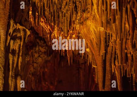 Nahaufnahme von Stalaktiten und Stalagmiten in der Höhle. Stockfoto