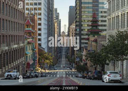 Ein Bild von der Long California Street mit der Innenstadt von San Francisco und der Oakland Bay Bridge im fernen Zentrum. Im Vordergrund steht auch Chin Stockfoto
