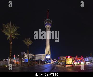 Ein Bild vom STRAT Hotel, Casino und SkyPod, den Las Vegas Boulevard Gateway Arches und der Kapelle der Glocken bei Nacht Stockfoto