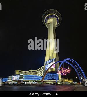 Ein Bild vom STRAT Hotel, Casino und SkyPod und Las Vegas Boulevard Gateway Arches bei Nacht Stockfoto