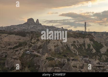 Ein Bild der Burg von Uchisar aus Sicht der Stadt Goreme bei Sonnenuntergang Stockfoto