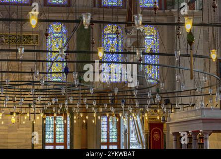 Ein Bild des farbenfrohen und wunderschönen Innenraums der Fatih-Moschee in Istanbul Stockfoto