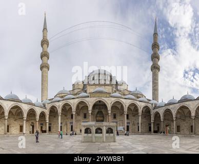 Ein Bild des Hofes oder Sahn der Suleymaniye-Moschee in Istanbul Stockfoto