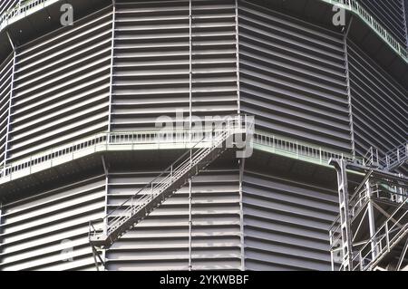 Eine Metalltreppe bietet Zugang zu einer Plattform an der Seite eines großen Industriegebäudes Stockfoto