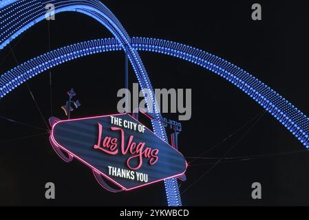 Ein Nahaufnahme der Las Vegas Boulevard Gateway Arches bei Nacht Stockfoto