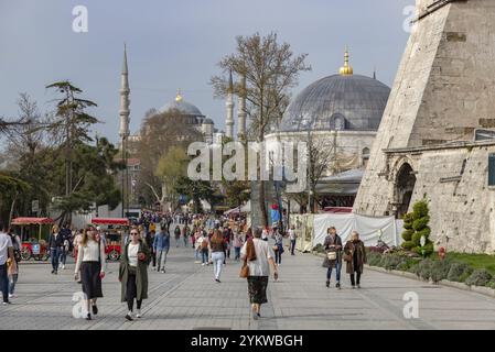 Ein Bild der Kabasakal Straße, neben der Hagia Sophia, voller Menschen. Die Blaue Moschee ist auch in der Ferne zu sehen Stockfoto