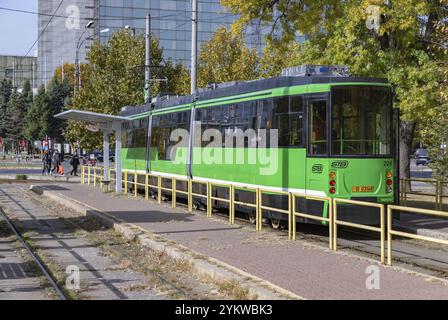 Ein Bild einer Bukarester Straßenbahn im Herbst Stockfoto