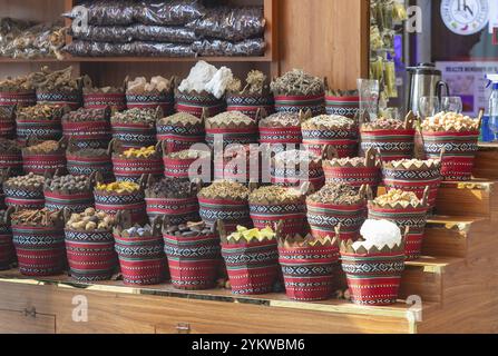 Ein Bild von bunten Gewürzen in einem Geschäft im Dubai Spice Souk Stockfoto