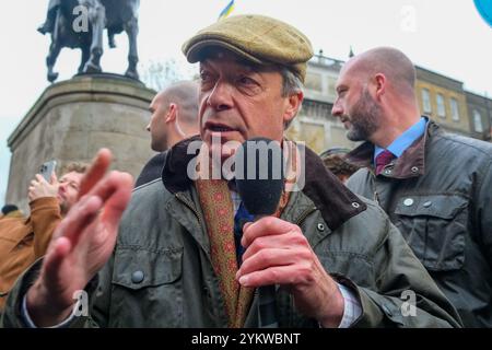 London, Großbritannien. November 2024. Nigel Farage, Vorsitzender der Reformpartei und Abgeordneter von Clacton, ist auf der Farmers' Rally in Whitehall unterwegs und befragt die Teilnehmer über ihre Bedenken bezüglich der im Herbstbudget von Rachel Reeves angekündigten Änderungen der Erbschaftssteuer. Quelle: Eleventh Photography/Alamy Live News Stockfoto