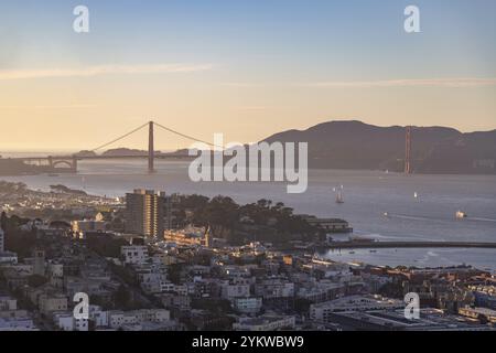 Ein Bild der Golden Gate Bridge bei Sonnenuntergang vom Coit Tower aus gesehen Stockfoto