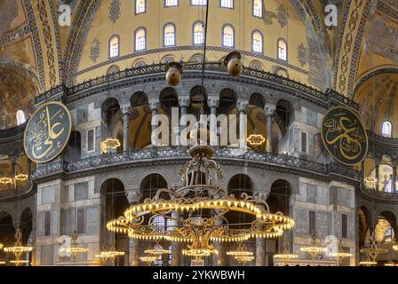 Ein Bild des farbenfrohen und wunderschönen Innenraums der Hagia Sophia in Istanbul Stockfoto