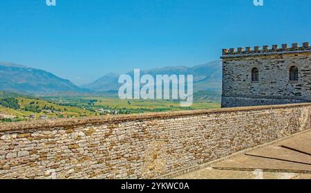 Dach des UNESCO-Weltkulturerbes Gjirokaster Castle, Albanien, Blick über das Drino Valley. Dieser Teil ist osmanisch. Regenwasserabflusssystem rechts Stockfoto