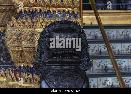 Ein Bild einer schwarzen Statue in der Phra Ubosot, oder Kapelle, Teil des Großen Palastes Stockfoto