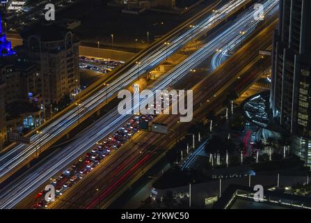 Ein Bild von der geschäftigen Al Safa Street bei Nacht Stockfoto