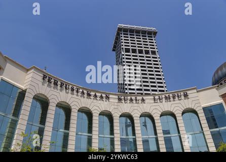 Ein Bild von der Kuala Lumpur Bibliothek und dem Gebäude der Royal Malaysia Police hinten Stockfoto